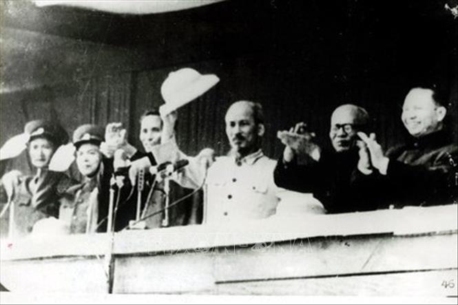 Trong ảnh: Ngày 1/1/1955, hàng chục vạn nhân dân Hà Nội tổ chức mít tinh và tuần hành mừng đón Trung ương Đảng, Chính phủ và Hồ Chủ tịch trở về thủ đô sau gần 9 năm lên Việt Bắc lãnh đạo nhân dân ta kháng chiến chống Pháp thắng lợi. Ảnh: TTXVN