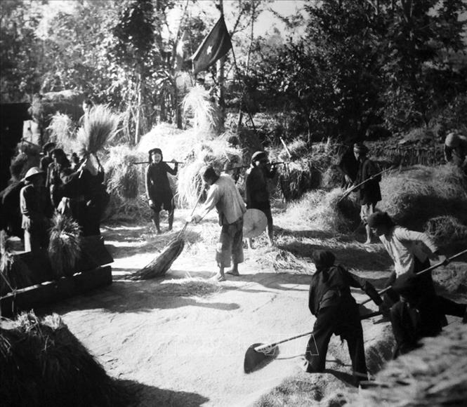 Trong ảnh: Cải cách ruộng đất hoàn thành thắng lợi vào năm 1957, vĩnh viễn thủ tiêu chế độ chiếm hữu ruộng đất của giai cấp địa chủ phong kiến và xác lập chế độ sở hữu ruộng đất của nông dân. Thắng lợi của cải cách ruộng đất là thắng lợi to lớn và căn bản, làm thay đổi bộ mặt nông thôn miền Bắc, đem lại niềm phấn khởi trong nông dân, có tác dụng rất lớn trong việc đẩy mạnh sản xuất, khôi phục kinh tế, hàn gắn vết thương chiến tranh. Ảnh: Tư liệu/TTXVN phát