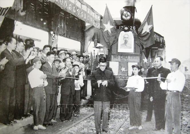 Sau khi giải phóng miền Bắc, chỉ trong 4 năm (1954 - 1957), ngành Đường sắt đã khôi phục xong đường sắt Hà Nội - Mục Nam Quan, Yên Viên - Lào Cai, Văn Điển - Ninh Bình - Hàm Rồng, trong đó có nhiều công trình khó như cầu Việt Trì, cầu Ninh Bình...Trong ảnh: Khánh thành đường sắt Hà Nội - Nam Định ngày 31/12/1955. Ảnh: Tư liệu/TTXVN phát