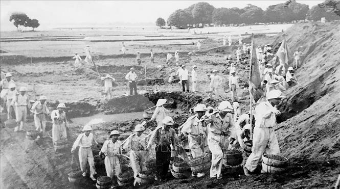 Trong ảnh: Bộ đội và công nhân tham gia xây dựng lại cầu Việt Trì, năm 1956. Ảnh: Tư liệu/TTXVN phát