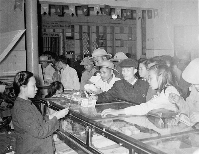 Thực hiện kế hoạch 3 năm lần thứ nhất (1955 - 1957) và 3 năm lần thứ hai 1 (1958 - 1960) đã làm diện mạo miền Bắc thay đổi với sự phục hồi, phát triển của nhiều thành phần kinh tế, đời sống nhân dân dần được nâng cao, trong đó thành phần kinh tế toàn dân và tập thể đóng vai trò chủ đạo trong cơ cấu kinh tế quốc dân. Trong ảnh: Cửa hàng mậu dịch phục vụ Tết Bính Thân 1956 tại Hà Nội. Ảnh: TTXVN