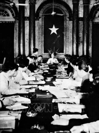 Trong ảnh: Ngày 3/12/1957, Chủ tịch Hồ Chí Minh chủ toạ phiên họp cuối năm của Hội đồng Chính phủ bàn việc tổng kết kế hoạch năm 1957 và kế hoạch 3 năm (1958 - 1960). Ảnh: TTXVN