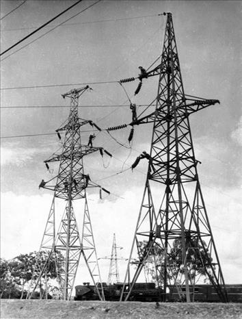 Trong ảnh: Đường dây trung áp 35 KV đầu tiên tại miền Bắc: Hà Nội – Phố Nối (Hưng Yên) bắt đầu được nâng cấp, cải tạo theo hệ thống XHCN từ tháng 1/1958, tham dự vào những kế hoạch đầu tiên của nền kinh tế quốc dân, nhằm mục tiêu hàn gắn những vết thương chiến tranh, khôi phục và phát triển kinh tế miền Bắc mới được giải phóng và đã hoàn thành xuất sắc nhiệm vụ, góp phần quan trọng đối với sự phát triển ngành điện lực Việt Nam nói chung trong những thập kỷ tiếp theo. Ảnh: Tư liệu/TTXVN phát