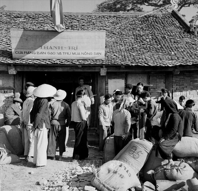 Trong ảnh: Trạm thu mua của hợp tác xã mua bán huyện Thanh Trì, tỉnh Hà Đông (tháng 12/1958). Ảnh: Văn Khiêm – TTXVN