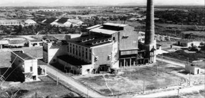 Trong ảnh: Nhà máy điện Vinh được khởi công xây dựng ngày 1/1/1957, sau gần 2 năm đã hoàn thành và đi vào hoạt động, cung cấp điện phục vụ phát triển công nghiệp, nông nghiệp và quốc phòng cũng như đời sống nhân dân 2 tỉnh Nghệ An và Hà Tĩnh. Ảnh: Tư liệu/TTXVN phát