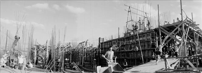 Trong ảnh: Công trình Đại thuỷ nông Bắc – Hưng - Hải được xây dựng từ cuối năm 1958, tổng chiều dài của hệ thống kênh chính là 200 km, khánh thành năm 1959, mang lại hiệu quả lớn trong sản xuất nông nghiệp của vùng. Ảnh: TTXVN