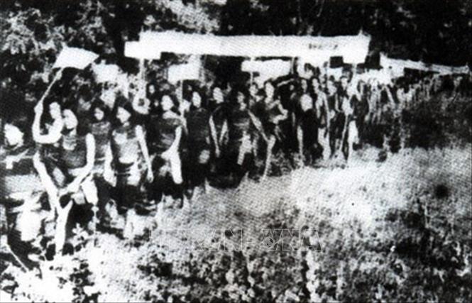 Trong ảnh: Đồng bào các dân tộc tham gia nổi dậy ở Trà Bồng, Quảng Ngãi, tháng 8/1959. Ảnh: Tư liệu TTXVN