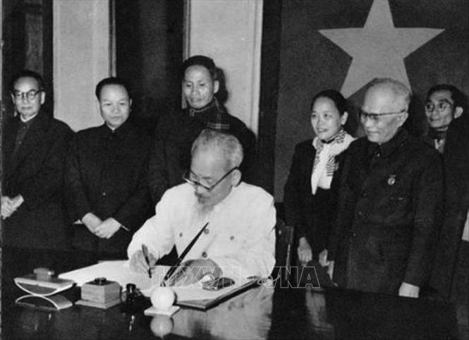 Trong ảnh: Ngày 1/1/1960, Chủ tịch Hồ Chí Minh ký sắc lệnh công bố Hiến pháp năm 1959. Ảnh: Tư liệu TTXVN