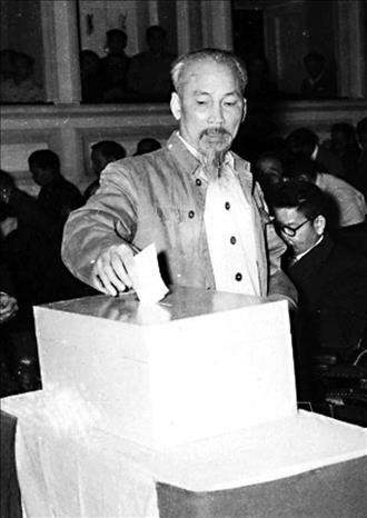 Trong ảnh: Chủ tịch Hồ Chí Minh bỏ lá phiếu đầu tiên bầu cử Quốc hội khóa II tại Hà Nội, năm 1960. Ảnh: Tư liệu TTXVN