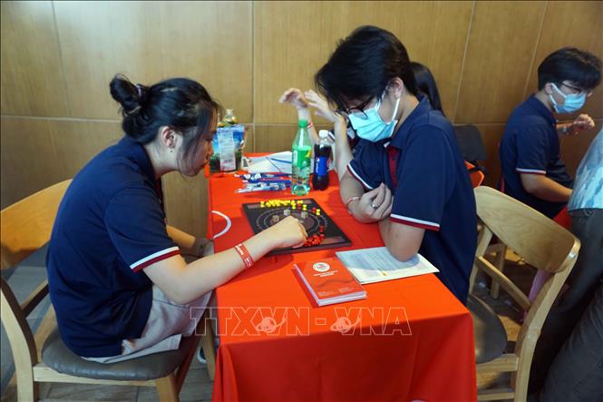 Trong ảnh: Học sinh, sinh viên tham quan, trải nghiệm tại không gian triển lãm về Toán học tại ngày hội. Ảnh: Thu Hoài - TTXVN