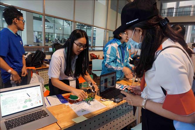 Trong ảnh: Học sinh, sinh viên tham quan, trải nghiệm tại không gian triển lãm về Toán học tại ngày hội. Ảnh: Thu Hoài - TTXVN