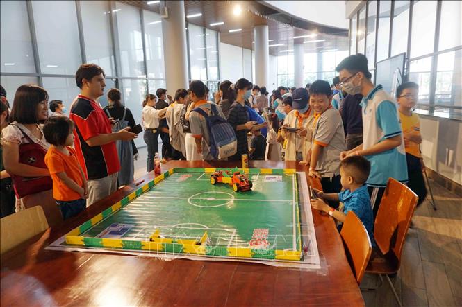 Trong ảnh: Học sinh, sinh viên tham quan, trải nghiệm tại không gian triển lãm về Toán học tại ngày hội. Ảnh: Thu Hoài - TTXVN