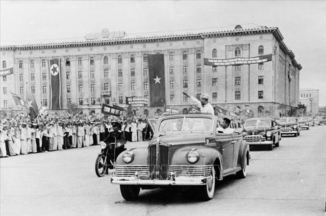 Trong ảnh: Ngày 8/7/1957, nhân dân Thủ đô Bình Nhưỡng nồng nhiệt chào đón Chủ tịch Hồ Chí Minh dẫn đầu Đoàn đại biểu Đảng, Chính phủ Việt Nam sang thăm hữu nghị CHDCND Triều Tiên từ ngày 8-12/7/1957. Ảnh: TTXVN