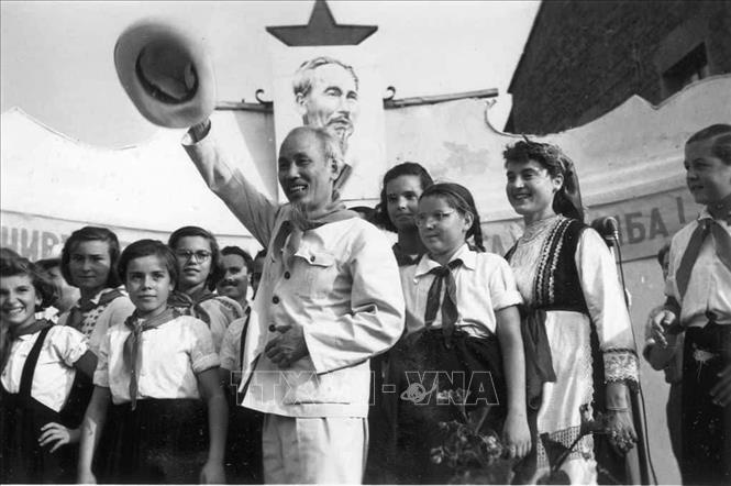 Trong ảnh: Chủ tịch Hồ Chí Minh trong chuyến thăm hữu nghị chính thức Bulgaria, tháng 8/1957. Ảnh: Tư liệu/TTXVN phát