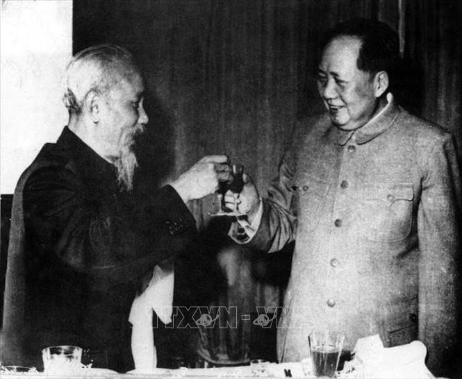 Trong ảnh: Chủ tịch Hồ Chí Minh và Chủ tịch Mao Trạch Đông nâng ly chúc tình hữu nghị Việt Nam – Trung Quốc mãi mãi xanh tươi, đời đời bền vững, tháng 8/1957. Ảnh: Tư liệu/TTXVN