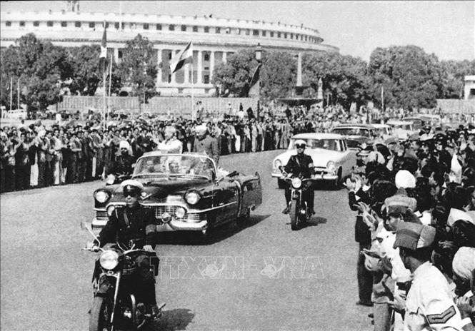 Trong ảnh: Nhân dân Thủ đô New Delhi chào mừng Chủ tịch Hồ Chí Minh sang thăm hữu nghị Ấn Độ (4/2/1958). Ảnh: Tư liệu/TTXVN