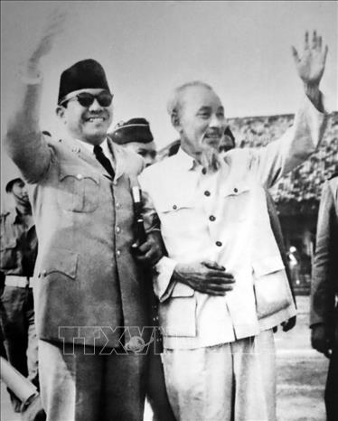 Trong ảnh: Tổng thống Indonesia Sukarno đón Bác Hồ thăm hữu nghị chính thức Indonesia, tháng 2/1959. Ảnh: Tư liệu/TTXVN phát