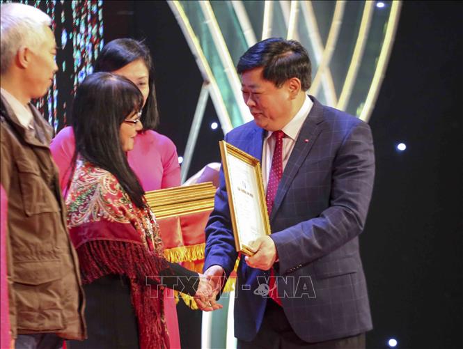 Trong ảnh: Tổng Giám đốc Đài Tiếng nói Việt Nam Nguyễn Thế Kỷ trao giải B cho các tác giả. Ảnh: Tuấn Đức – TTXVN
