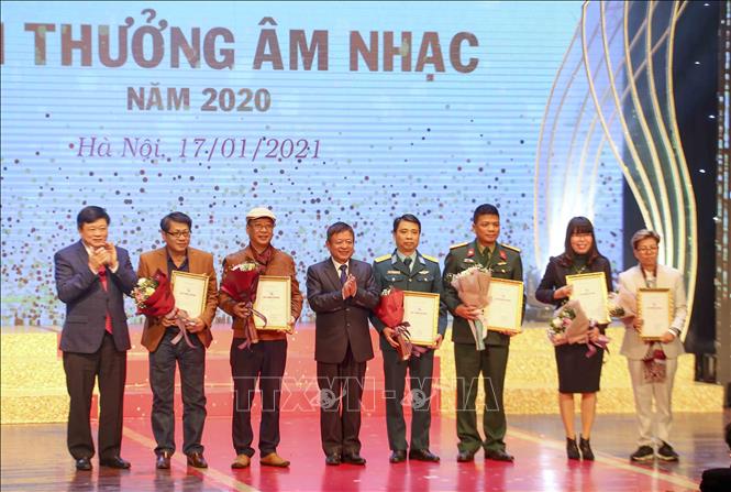 Trong ảnh: Các tác giả đoạt giải A. Ảnh: Tuấn Đức – TTXVN