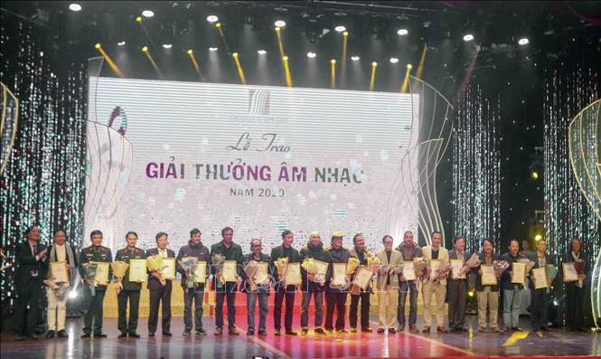Trong ảnh: Các tác giả đoạt giải B. Ảnh: Tuấn Đức – TTXVN