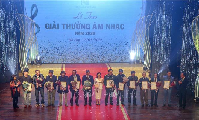 Trong ảnh: Các tác giả đoạt giải C. Ảnh: Tuấn Đức - TTXVN