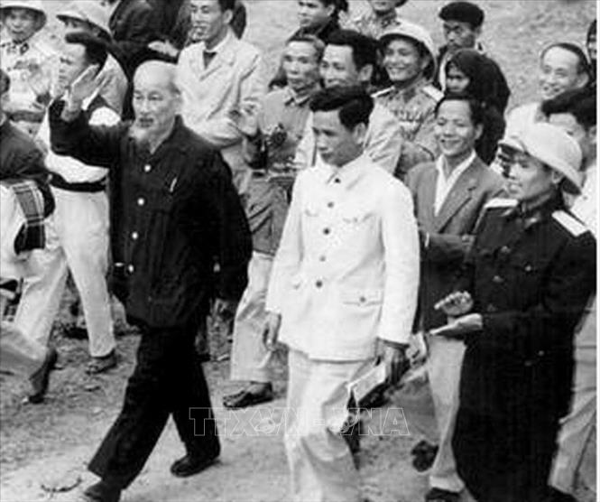 Từ 1963 – 1966, tỉnh Vĩnh Phúc thực hiện thí điểm “khoán hộ”, tiến tới thực hiện NQ 68 của Tỉnh ủy ngày 10/9/1966, đem lại năng suất lao động ngày càng cao trong nông nghiệp. Trong ảnh: Bí thư Tỉnh ủy Kim Ngọc (áo trắng, giữa) với Bác Hồ trong lần Bác về thăm Đảng bộ và nhân dân Vĩnh Phúc, ngày 2/3/1963. Ông được coi là “Cha đẻ của Khoán hộ”, “Người đi trước thời gian”, “Người mở đường cho tư duy đổi mới về nông nghiệp, nông thôn, nông dân”. Ảnh: Tư liệu TTXVN