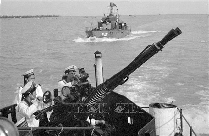 Trong ảnh: Ngày 2 và 5/8/1964, Hải quân nhân dân lần đầu ra quân đối đầu với hải quân và không quân Mỹ đánh phá miền Bắc đã dũng cảm chiến đấu, đánh đuổi tàu khu trục Maddox ra khỏi vùng biển Việt Nam, bắn rơi 8 máy bay trên vùng biển, vùng trời miền Bắc, làm nên truyền thống “đánh thắng trận đầu” và quyết tâm “dám đánh, quyết đánh và biết đánh thắng” của quân chủng Hải quân. Ảnh: Tư liệu TTXVN
