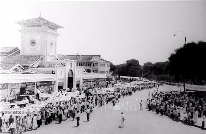 Trong ảnh: Công nhân và nhân dân lao động Sài Gòn-Chợ Lớn hăng hái bước vào cuộc đấu tranh chống đế quốc Mỹ xâm lược (1964). Ảnh: Tư liệu/TTXVN phát
