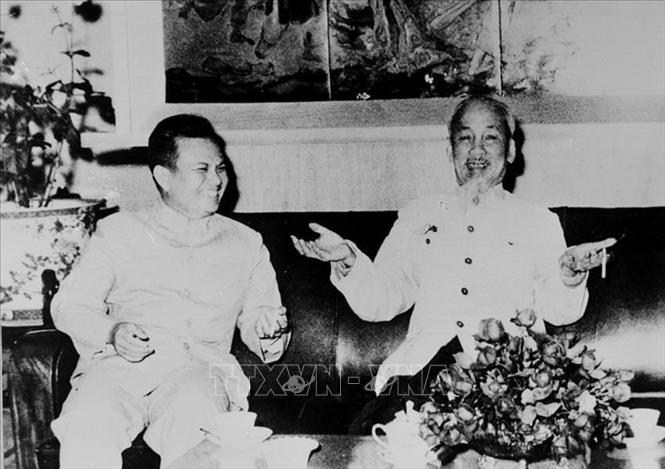 Trong ảnh: Chủ tịch Hồ Chí Minh tiếp thân mật đồng chí Kaysone Phomvihane, Trưởng đoàn đại biểu Đảng và Mặt trận Lào yêu nước sang thăm hữu nghị Việt Nam (1966). Ảnh: Tư liệu TTXVN