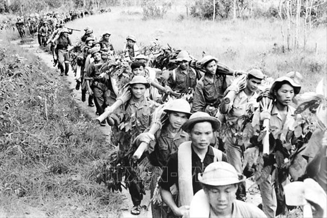 Trong ảnh: Quân giải phóng miền Đông Nam bộ hành quân trong Chiến dịch Đông Xuân năm 1964 – 1965. Ảnh: Tư liệu/TTXVN phát