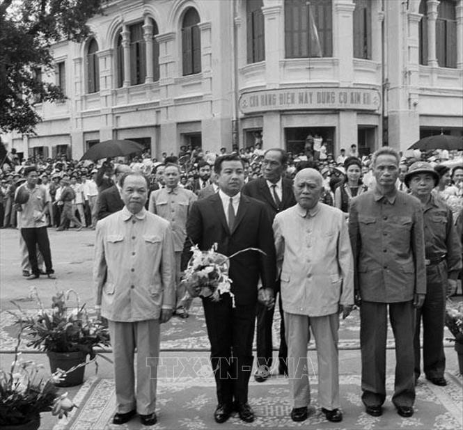 Trong ảnh: Chủ tịch Tôn Đức Thắng, Chủ tịch Ủy ban thường vụ Quốc hội Trường Chinh, Thủ tướng Phạm Văn Đồng, Phó Thủ tướng, Đại tướng Võ Nguyên Giáp, Phó Thủ tướng Nguyễn Duy Trinh đón Samdech Norodom Sihanouk, Quốc trưởng Campuchia, Chủ tịch Mặt trận thống nhất dân tộc Campuchia thăm chính thức Việt Nam từ 25/5 - 8/6/1970. Ảnh: TTXVN