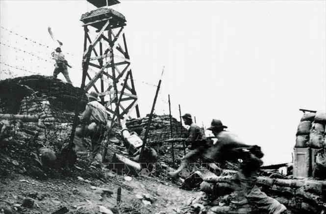 Trong ảnh: Quân giải phóng chiếm căn cứ Đầu Mâu - một trong những cứ điểm phòng thủ chủ chốt nhất của quân đội Sài Gòn ở Vùng Một chiến thuật. Việc chiếm được Đầu Mầu có giá trị rất lớn cho các trận đánh trong Chiến dịch Xuân - Hè 1972. Ảnh: Tư liệu/TTXVN phát