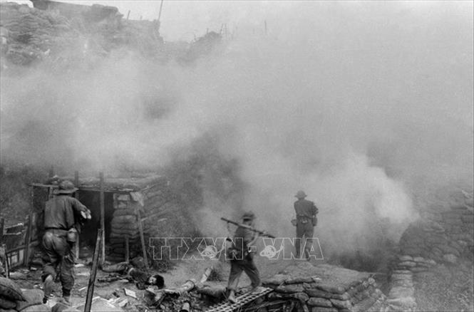 Trong ảnh: Chiều 30/03/1972, Đại đội 1, Tiểu đoàn Sơn Mỹ, Quân giải phóng Quảng Trị tiến công đánh chiếm điểm cao 365 sau 30 phút, mở màn chiến dịch giải phóng Quảng Trị. Ảnh: Lương Nghĩa Dũng - TTXVN
