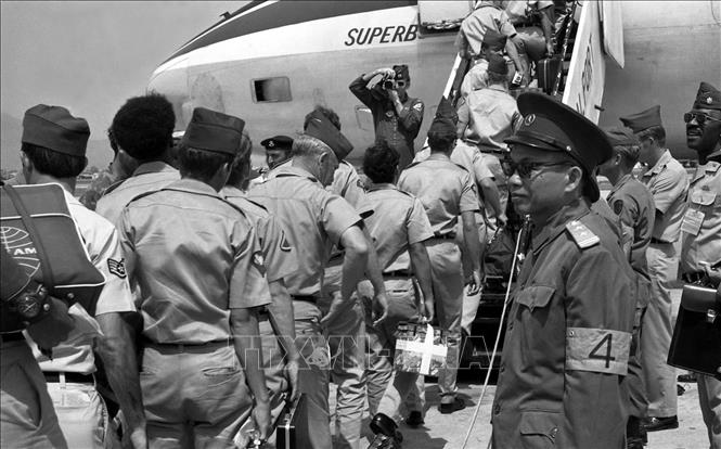 Trong ảnh: Thi hành hiệp định Paris, ngày 29/3/1973, những người lính Mỹ cuối cùng lên máy bay tại sân bay Đà Nẵng để rút khỏi Việt Nam dưới sự giám sát của Tổ Quốc tế và Tổ Liên hợp Quân sự 4 bên. Ảnh: Tư liệu TTXVN