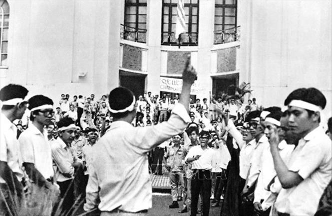 Trong ảnh: Thực hiện chủ trương của Đảng bộ Sài Gòn – Gia Định, trong năm 1973, các tầng lớp nhân dân Sài Gòn – Gia Định đẩy mạnh biểu tình đấu tranh chống chính quyền Nguyễn Văn Thiệu, đòi thi hành Hiệp định Paris về chấm dứt chiến tranh, thả tù chính trị…Ảnh: Tư liệu TTXVN