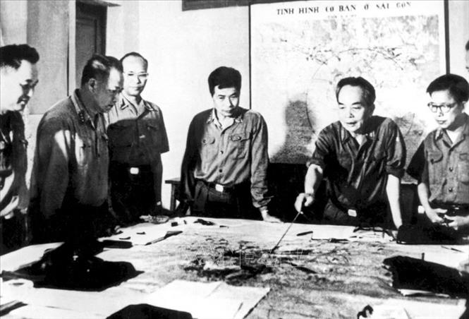 Trong ảnh: Đại tướng Võ Nguyên Giáp cùng các đồng chí trong Quân ủy Trung ương duyệt phương án tác chiến Chiến dịch Hồ Chí Minh năm 1975. Ảnh: TTXVN

