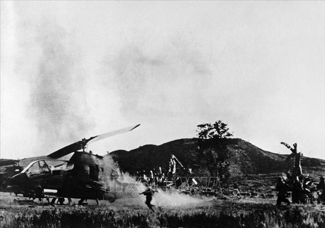 Trong ảnh: Bộ đội ta giải phóng Đắc Tô - Tân Cảnh (Kon Tum) trong chiến dịch Tây Nguyên, mở đầu cuộc Tổng tiến công và nổi dậy mùa Xuân 1975. Ảnh: Lương Biên - TTXVN