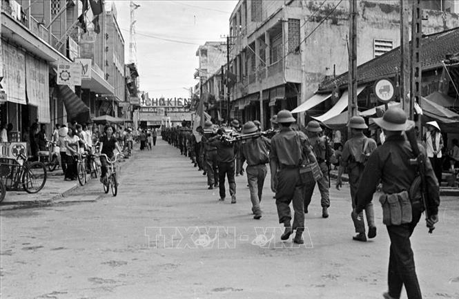 Trong ảnh: Chiều 30/4/1975, chính quyền Ngụy tại thị xã Rạch Giá, tỉnh Rạch Giá (nay là thành phố Rạch Giá, tỉnh Kiên Giang) đầu hàng cách mạng không điều kiện. Đến sáng sớm ngày 1/5, các địa bàn còn lại của tỉnh như Tân Hiệp, Vĩnh Thuận, Gò Quao… cũng đã được giải phóng hoàn toàn. Ảnh: TTXVN