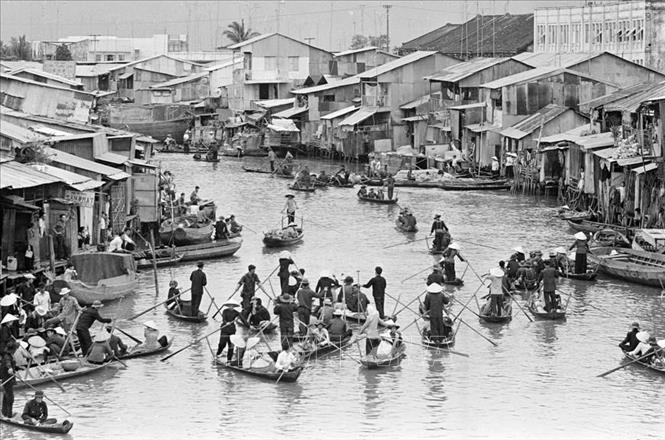 Trong ảnh: Bến Năm Căn (Cà Mau) sau ngày giải phóng. Sau khi Tổng thống Việt Nam Cộng hòa Dương Văn Minh tuyên bố đầu hàng vô điều kiện trưa 30/4, sáng 1/5/1975, tỉnh Cà Mau chính thức được giải phóng. Ảnh: TTXVN
