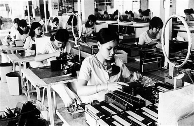 Trong ảnh: Xưởng lắp ráp máy thu hình National (Sài Gòn) tiếp tục hoạt động phục vụ nhu cầu của nhân dân sau ngày giải phóng. Ảnh: Tư liệu TTXVN