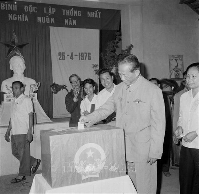 Trong ảnh: Tổng Bí thư Lê Duẩn bỏ phiếu bầu Quốc hội thống nhất, ngày 25/4/1976 tại khu vực bỏ phiếu số 30, khu Ba Đình, Hà Nội. Ảnh: TTXVN