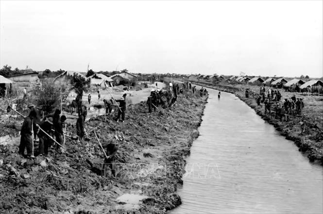 Trong ảnh: Lực lượng Thanh niên xung phong Thành phố làm thủy lợi tại Khu kinh tế mới Lê Minh Xuân nhằm khôi phục mảng xanh trên mảnh đất “vành đai trắng” sau ngày giải phóng. Ảnh: Tư liệu/TTXVN phát
