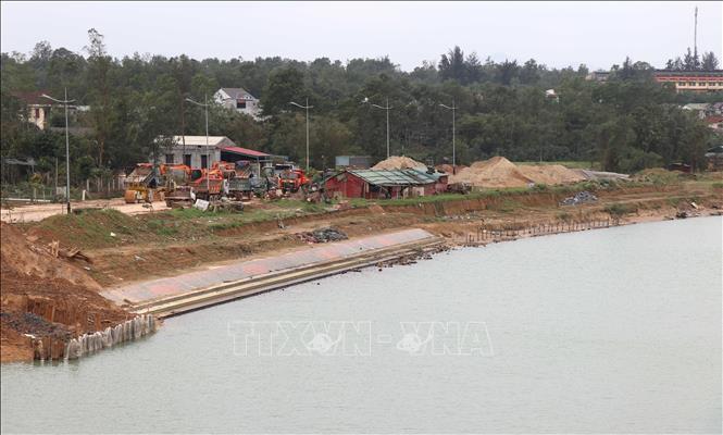 Trong ảnh: Bờ kè chống sạt lở bờ sông Hiếu đoạn qua thành phố Đông Hà sắp hoàn thành. Ảnh: Nguyên Lý-TTXVN
