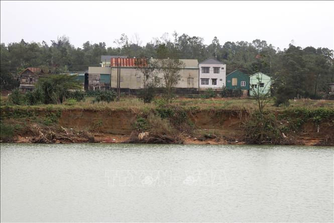 Trong ảnh: Bờ sông Hiếu đoạn qua huyện Cam Lộ bị sạt lở do lũ lụt. Ảnh: Nguyên Lý-TTXVN