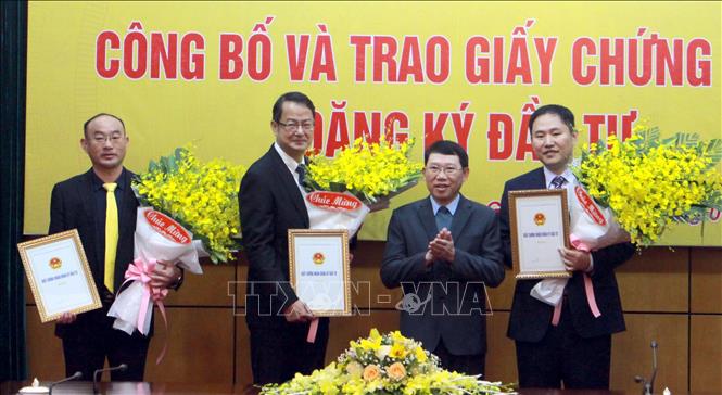 Trong ảnh: Chủ tịch UBND tỉnh Bắc Giang Lê Ánh Dương trao Giấy chứng nhận đăng ký đầu tư cho 4 dự án của 3 nhà đầu tư. Ảnh: Đồng Thúy-TTXVN