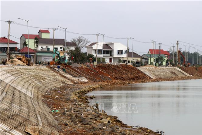 Trong ảnh: Bờ kè chống sạt lở bờ sông Hiếu đoạn qua thành phố Đông Hà sắp hoàn thành. Ảnh: Nguyên Lý-TTXVN

