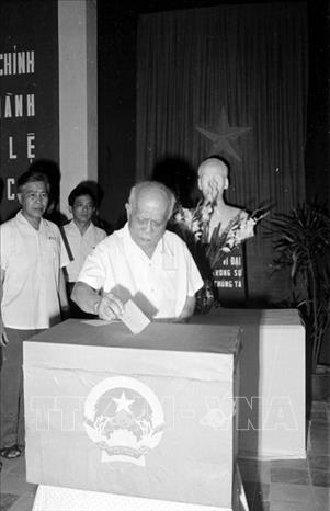 Trong ảnh: Sáng 15/5/1977, Chủ tịch nước Tôn Đức Thắng đi bỏ phiếu bầu cử Hội đồng nhân dân các cấp tại khu vực bỏ phiếu số 14, đơn vị bầu cử 2, Khu phố Ba Đình, Hà Nội. Ảnh: Kim Hùng - TTXVN