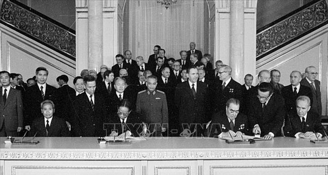 Trong ảnh: Tổng Bí thư Lê Duẩn, Thủ tướng Phạm Văn Đồng và Tổng Bí thư Đảng cộng sản Liên Xô Leonid Ilyich Brezhnev ký Hiệp ước hữu nghị Việt - Xô, tại Điện Kremly ở thủ đô Moskva (4/11/1978). Ảnh: Tư liệu TTXVN