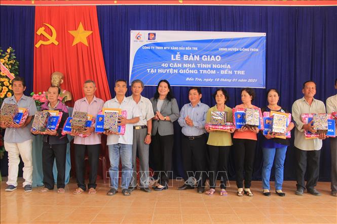Trong ảnh: Phó Chủ tịch UBND tỉnh Bến Tre Nguyễn Thị Bé Mười trao quyết định nhận nhà cho các hộ dân. Ảnh Công Trí-TTXVN