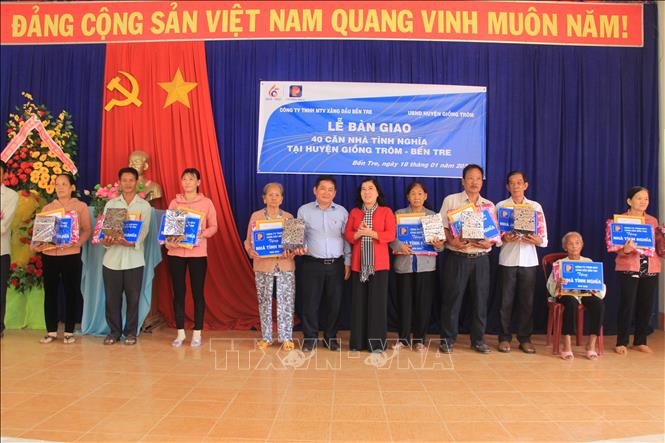 Trong ảnh: Giám đốc Công ty TNHH Một thành viên Xăng dầu Bến Tre Phạm Văn Thính trao quyết định nhận nhà cho các hộ dân. Ảnh Công Trí-TTXVN